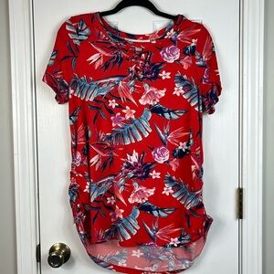 New York Laundry red flowered top size Large. Rushing on sides short sleeves.